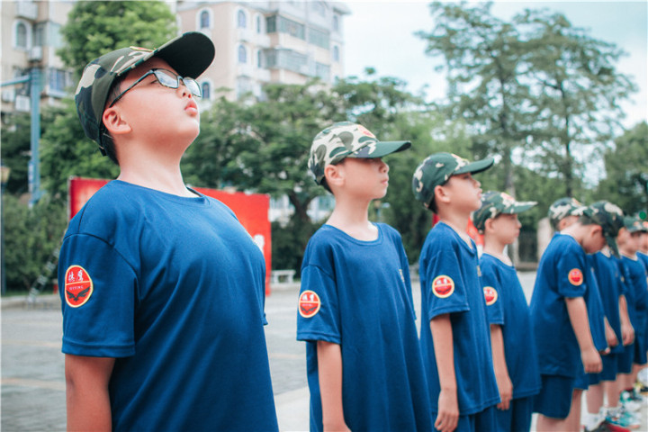 结营仪式上孩子获颁证书与家长合影