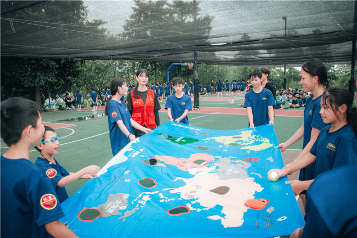 学员在军事训练中展示昂扬的精神面貌