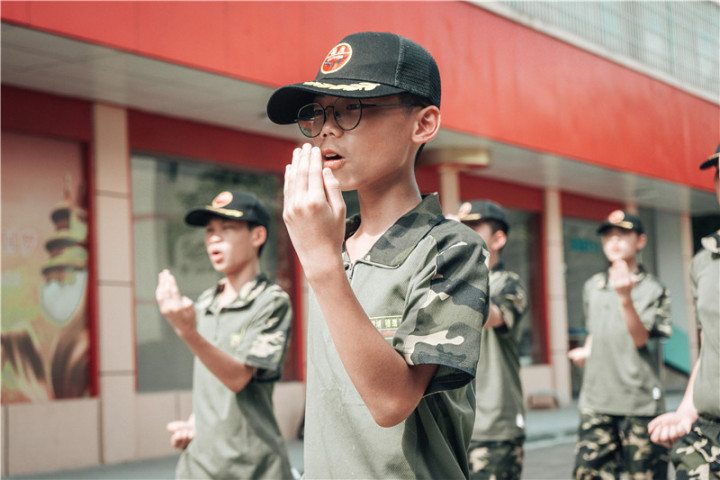 结营仪式上孩子获得荣誉证书