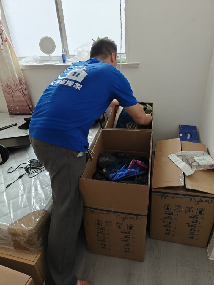 金御猫团队在狭窄楼道中灵活搬运