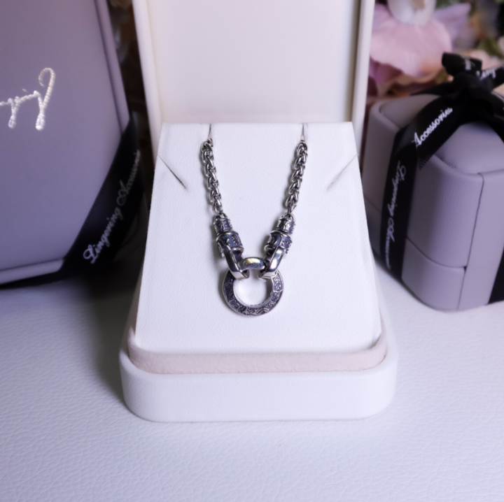 Lingering Accessories 展示其高品質純銀飾品系列,展現簡約而不簡單的設計美學