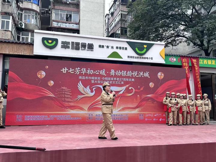 陪诊人员搀扶老人走出医院,背景整洁明亮