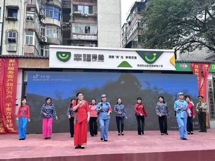 社区服务站内,老人与陪诊员交谈,背景为文娱活动区