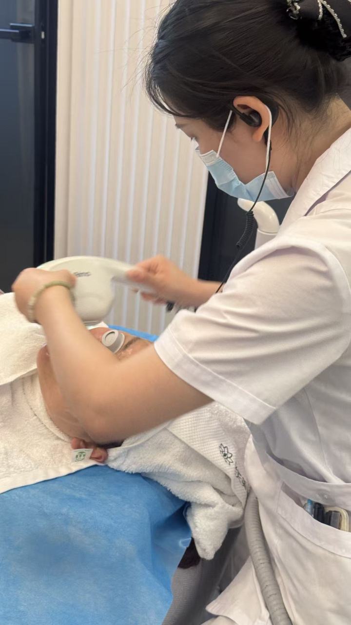 专业诊疗与设备展示