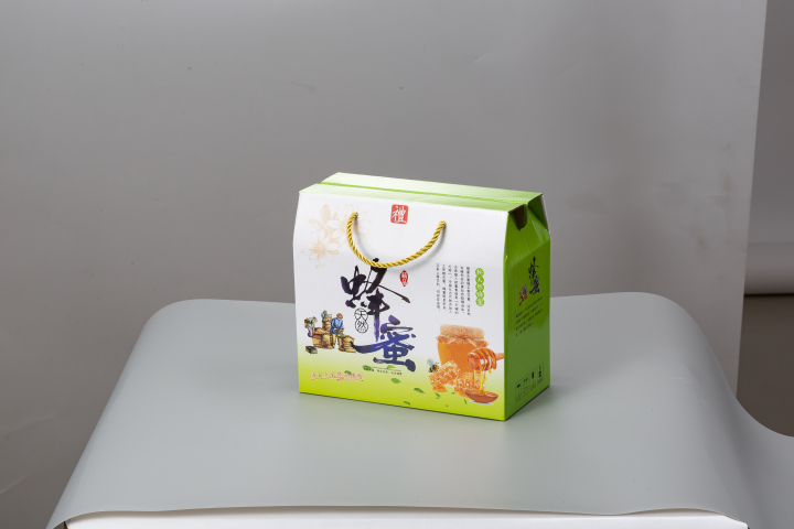 成品外箱整齐堆垛与细节展示