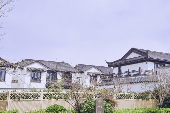 铝代木构件表面木纹工艺特写