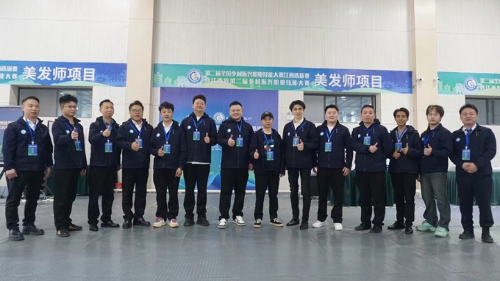 学员在智能实训区进行剪发练习