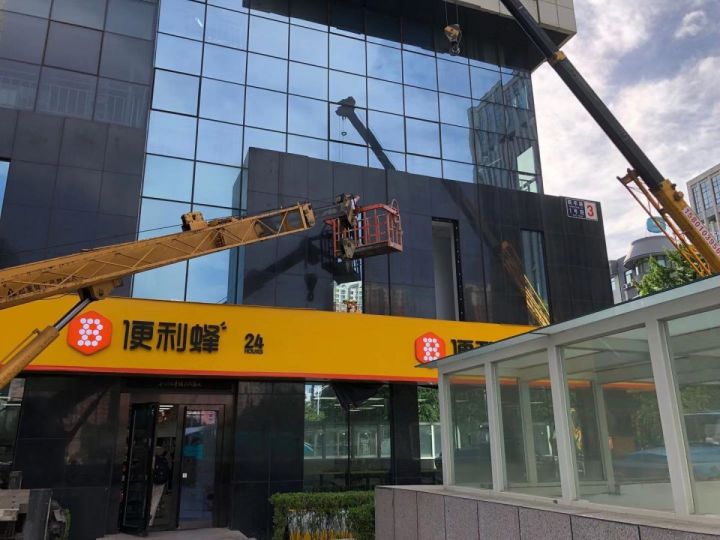 南京玻璃幕墙施工场景