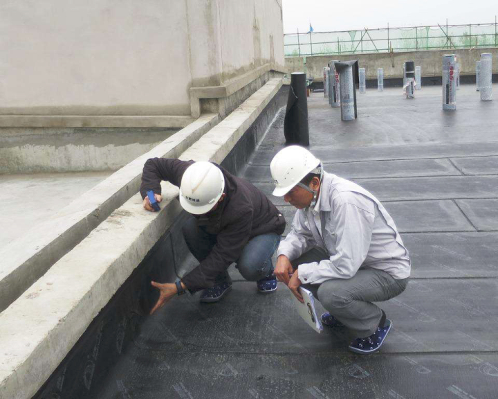 外墙施工团队进行高空作业