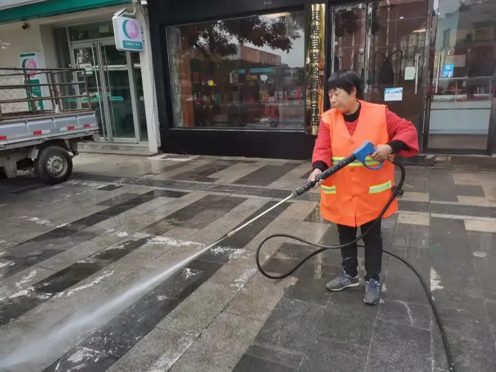 工程保洁团队正在作业