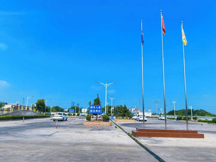 义东驾校教练车与学员互动场景