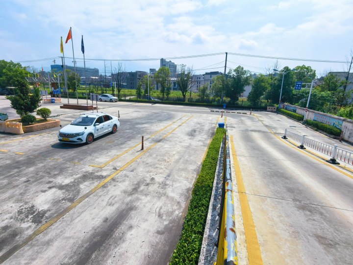 教练车整齐排列
