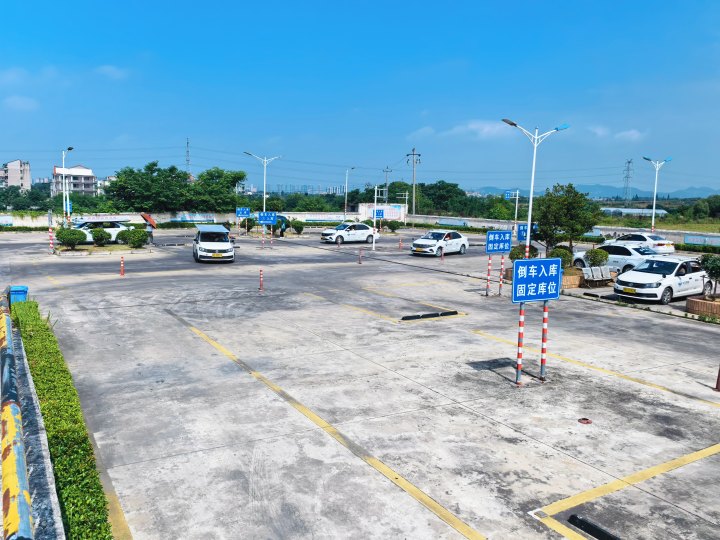 义东驾校接送专车及休息区