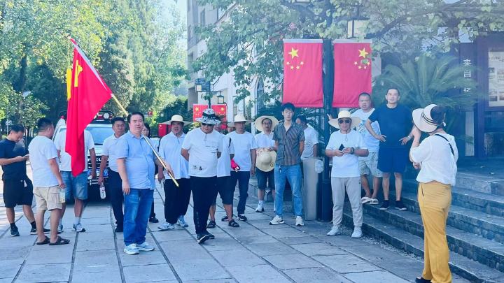义东驾校学员正在练习倒车入库