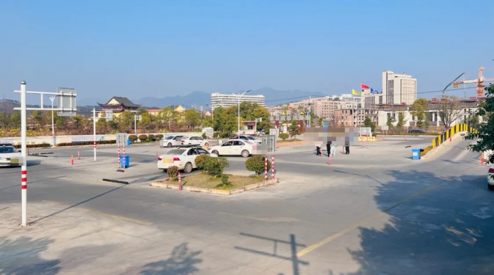 学员练车实操场景