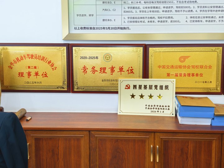 驾校学员实操练车场景