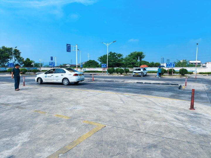学员正在练习侧方停车