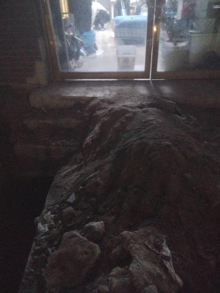 王师傅团队在老旧小区进行独立下水改造施工
