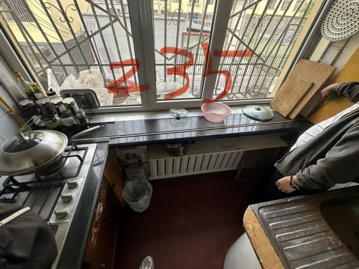 老旧小区铸铁下水管道锈蚀堵塞现场