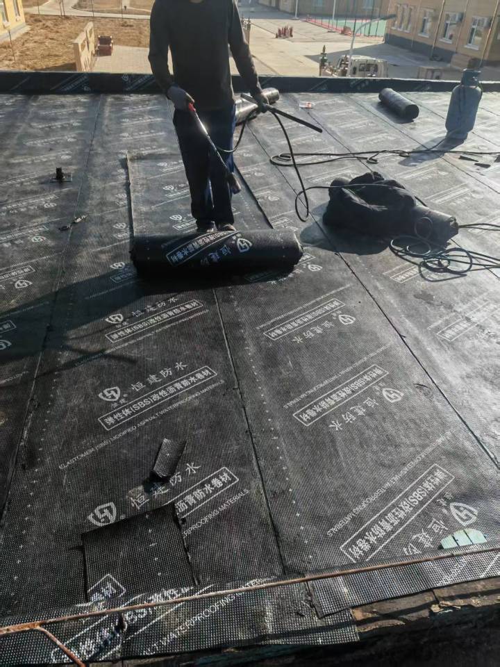 自建房屋顶烫房顶施工现场