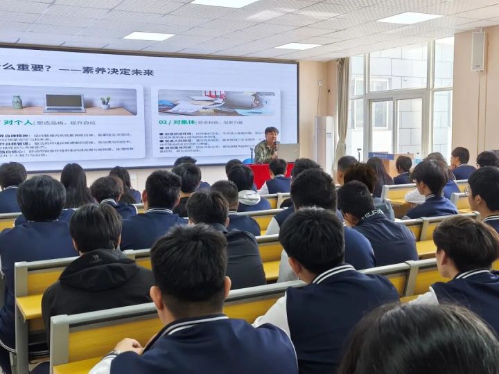学生们在新能源汽车实训中心专注操作