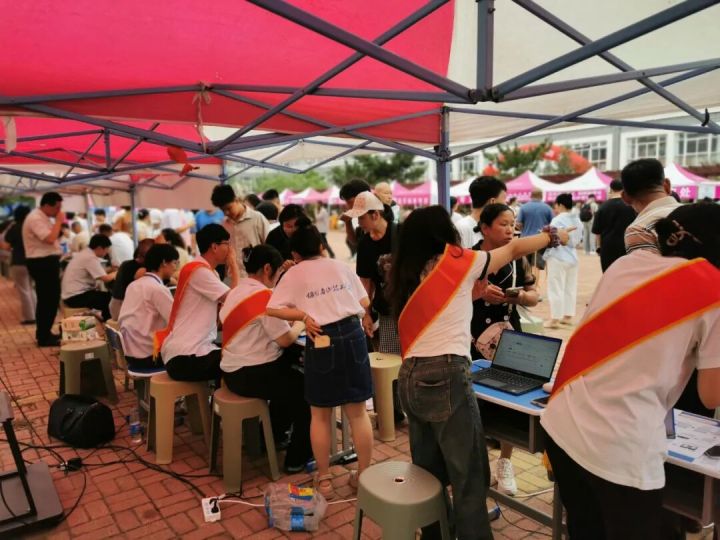 家长开放日参观实训车间